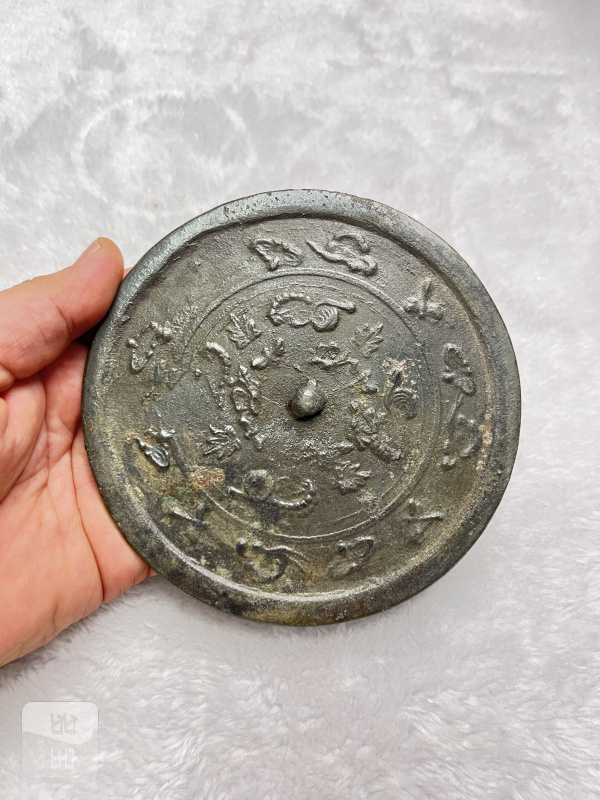 五毒花卉纹圆钮铜镜 - 图2